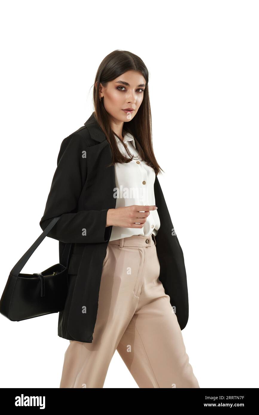 belle femme avec sac en blazer noir sur fond blanc Banque D'Images