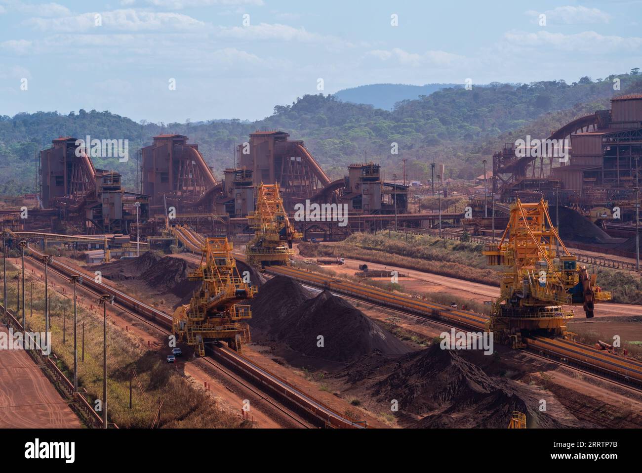 230805 -- PARA, 5 août 2023 -- cette photo aérienne prise le 3 août 2023 montre la mine Carajas, une des plus grandes mines de minerai de fer au monde, dans l état de Para au Brésil. BRÉSIL-PARA-VALE-CARAJAS MINE WangxTiancong PUBLICATIONxNOTxINxCHN Banque D'Images