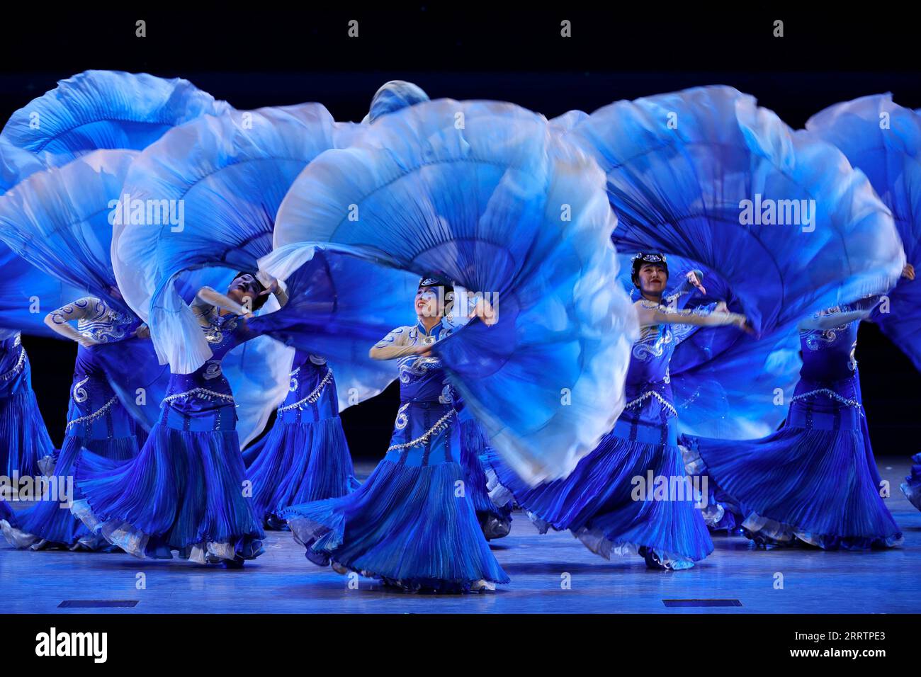 230804 -- CHENGDU, le 4 août 2023 -- des artistes se produisent lors de l'un des spectacles sur le thème Be Together au Village des 31e Jeux mondiaux universitaires d'été de la FISU à Chengdu, dans la province du Sichuan du sud-ouest de la Chine, le 4 août 2023. Chengdu UniversideCHINA-CHENGDU-WORLD UNIVERSITY JEUX-PERFORMANCE CN ShenxBohan PUBLICATIONxNOTxINxCHN Banque D'Images