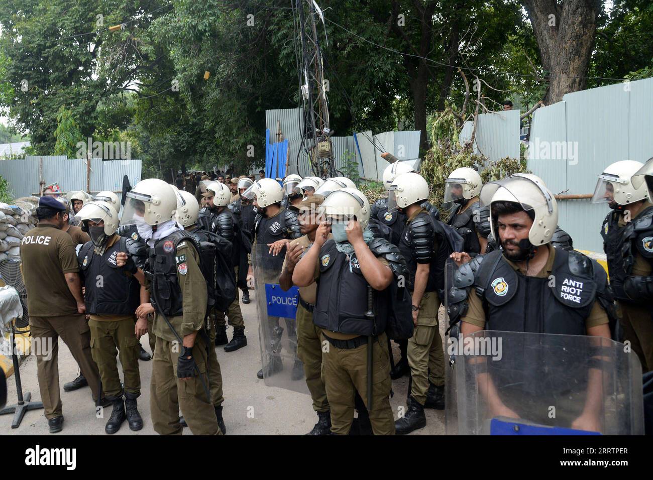 230805 -- LAHORE, le 5 août 2023 -- des policiers montent la garde près de la résidence de l ancien Premier ministre pakistanais Imran Khan à Lahore, Pakistan, le 5 août 2023. La police pakistanaise d'Islamabad a arrêté samedi l'ancien Premier ministre Imran Khan à sa résidence dans la ville de Lahore, dans l'est du pays, après qu'un tribunal local l'a condamné à trois ans de prison pour avoir caché ses avoirs financiers. La branche médias du parti Pakistan Tehreek-e-Insaf PTI de Khan a déclaré à Xinhua que l'ancien Premier ministre avait été arrêté après que le tribunal eut émis des mandats d'arrêt contre Khan. Photo de /Xinhua PAKISTAN-LAHORE-ANCIEN PREMIER MINISTRE Banque D'Images