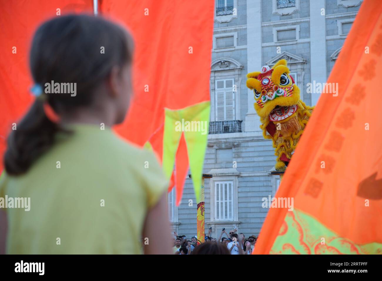 230806 -- MADRID, le 6 août 2023 -- des acteurs interprètent une danse du lion à la Plaza de Oriente Eastern Plaza à Madrid, Espagne, le 5 août 2023. La troupe de danse du Lion Shenzhen Fuyong Huaide s'est produite dans les rues de Madrid du vendredi au dimanche à l'invitation du Festival de Madrid l'été dans la ville et du Centre culturel chinois de Madrid. ESPAGNE-MADRID-DANSE DU LION MengxDingbo PUBLICATIONxNOTxINxCHN Banque D'Images