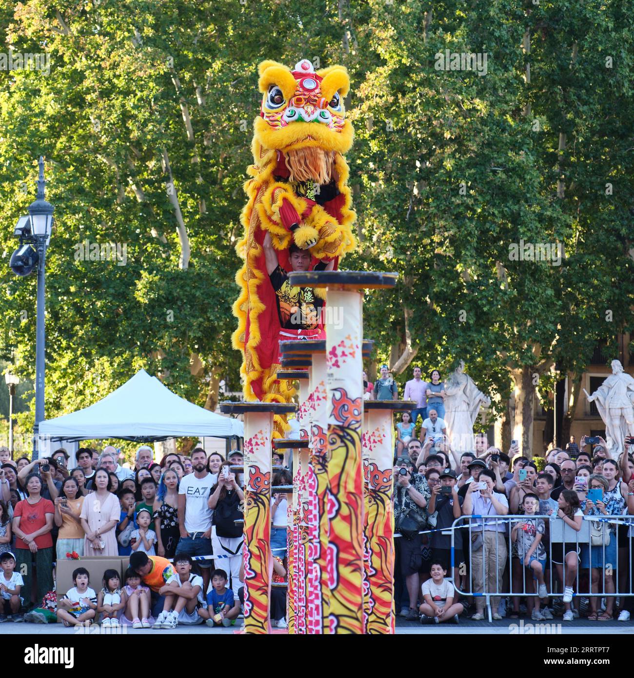 230806 -- MADRID, le 6 août 2023 -- des acteurs interprètent une danse du lion à la Plaza de Oriente Eastern Plaza à Madrid, Espagne, le 5 août 2023. La troupe de danse du Lion Shenzhen Fuyong Huaide s'est produite dans les rues de Madrid du vendredi au dimanche à l'invitation du Festival de Madrid l'été dans la ville et du Centre culturel chinois de Madrid. ESPAGNE-MADRID-DANSE DU LION MengxDingbo PUBLICATIONxNOTxINxCHN Banque D'Images