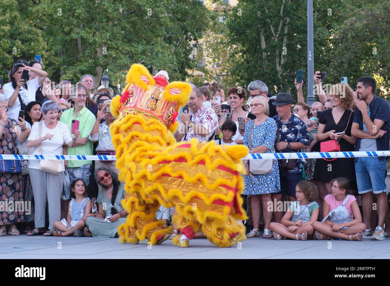 230806 -- MADRID, le 6 août 2023 -- les gens regardent danser le lion sur la Plaza de Oriente Eastern Plaza à Madrid, Espagne, le 5 août 2023. La troupe de danse du Lion Shenzhen Fuyong Huaide s'est produite dans les rues de Madrid du vendredi au dimanche à l'invitation du Festival de Madrid l'été dans la ville et du Centre culturel chinois de Madrid. ESPAGNE-MADRID-DANSE DU LION MengxDingbo PUBLICATIONxNOTxINxCHN Banque D'Images