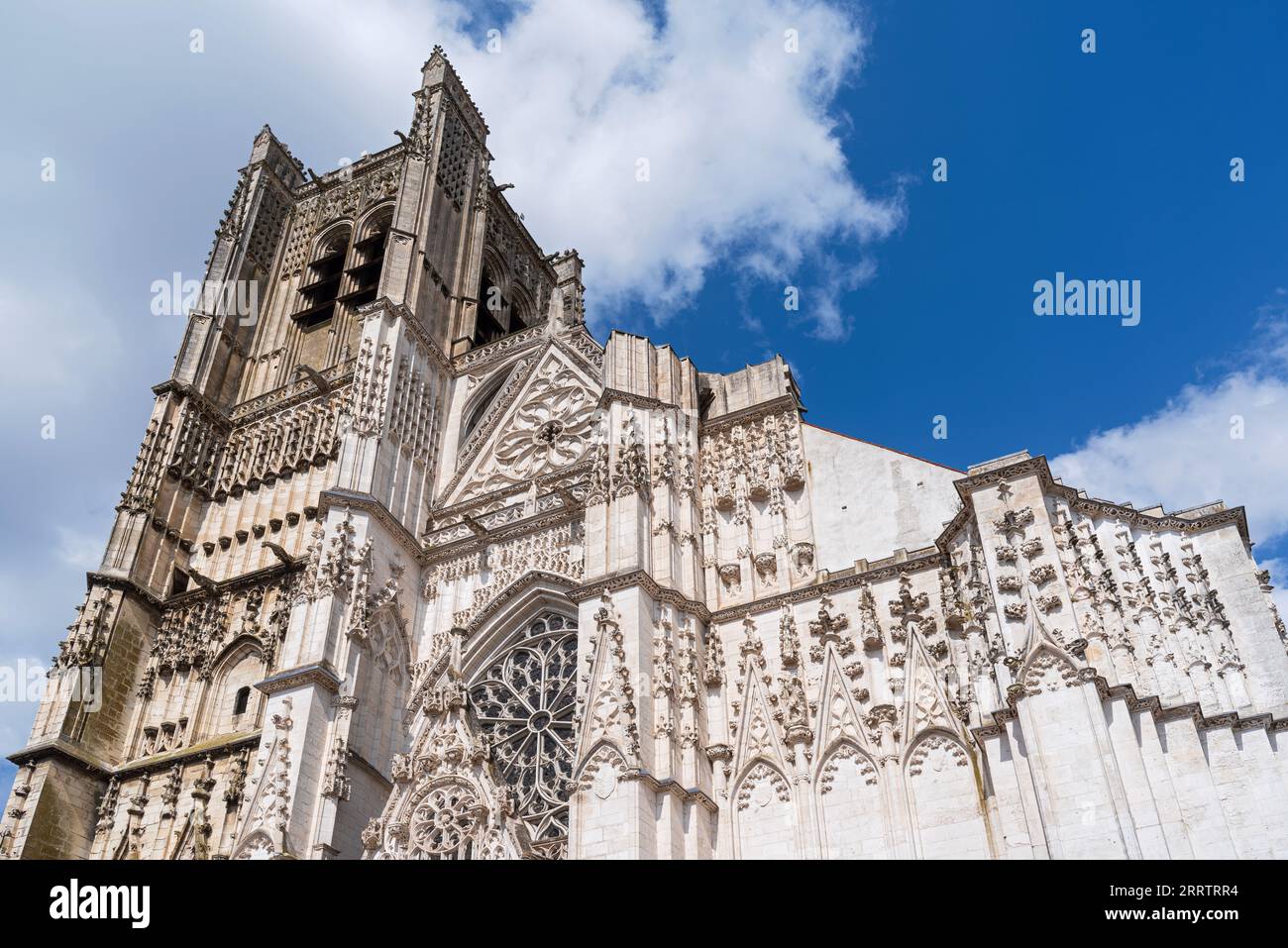 façade avant ornée et clocher de la cathédrale gothique emblématique saint etienne à auxerre france Banque D'Images