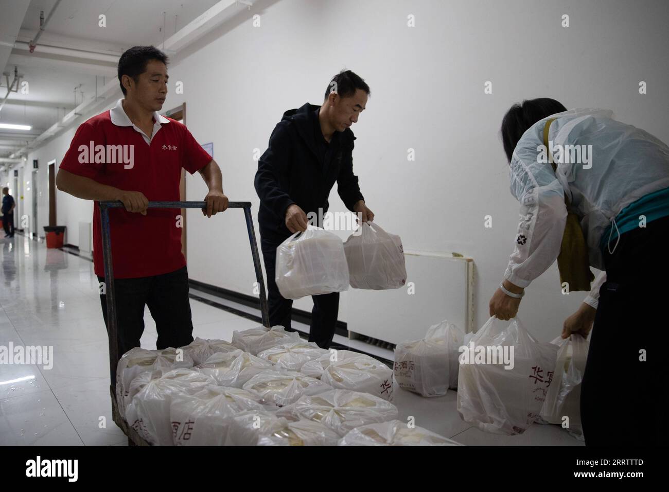 230810 -- WUCHANG, le 10 août 2023 -- des membres du personnel prennent le petit déjeuner dans un refuge temporaire de l'école secondaire Shidai à Wuchang, dans la province du Heilongjiang du nord-est de la Chine, le 10 août 2023. La ville de Wuchang a été gravement touchée par les inondations provoquées par la pluie. Au total, 2 498 résidents évacués se réfugient dans deux collèges. CHINE-HEILONGJIANG-WUCHANG-INONDATION-ABRI TEMPORAIRE CN ZHANGXTAO PUBLICATIONXNOTXINXCHN Banque D'Images