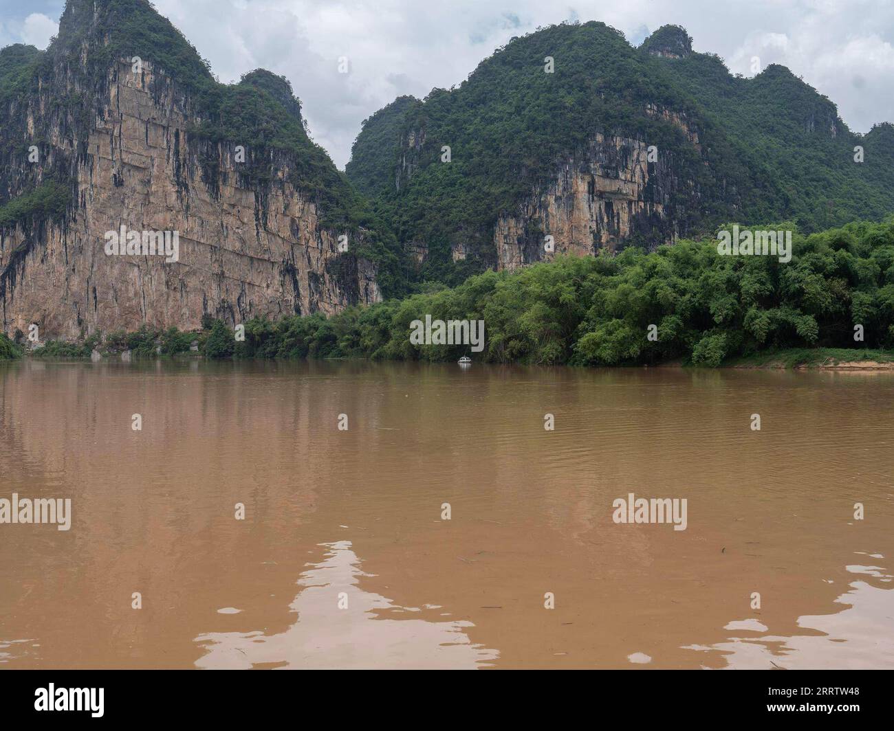 230809 -- NINGMING, 9 août 2023 -- cette photo prise le 8 août 2023 montre les montagnes de Huashan L dans la ville de Chongzuo, dans la région autonome de Guangxi Zhuang du sud de la Chine. Le site de Zuojiang Huashan abrite plus de 1 900 dessins bien conservés sur la face des montagnes Huashan le long de la rivière Zuojiang et de son affluent la rivière Mingjiang à Chongzuo. Les peintures rouge brunâtre, créées de la période des États combattants 475-221 av. J.-C. à la dynastie des Han orientaux 25-220, représentent les sacrifices du peuple Luoyue, ancêtres de la minorité ethnique Zhuang actuelle. On dit que les images majeures des peintures sont grenouille Banque D'Images