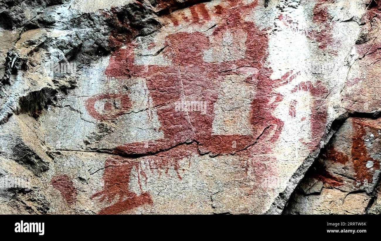 230809 -- NINGMING, 9 août 2023 -- cette photo prise le 8 août 2023 montre une partie de peintures rupestres Huashan dans le comté de Ningming, dans la ville de Chongzuo, dans la région autonome de Guangxi Zhuang du sud de la Chine. Le site de Zuojiang Huashan abrite plus de 1 900 dessins bien conservés sur la face des montagnes Huashan le long de la rivière Zuojiang et de son affluent la rivière Mingjiang à Chongzuo. Les peintures rouge brunâtre, créées de la période des États combattants 475-221 av. J.-C. à la dynastie des Han orientaux 25-220, représentent les sacrifices du peuple Luoyue, ancêtres de la minorité ethnique Zhuang actuelle. On dit que le major im Banque D'Images