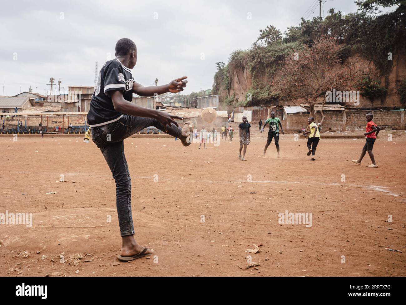 230812 -- NAIROBI, le 12 août 2023 -- des enfants jouent au football lors d'un carnaval dans le bidonville de Mathare à Nairobi, Kenya, le 11 août 2023. Un carnaval de bidonvilles, organisé par l’organisation non gouvernementale Dream Building Service Association DBSA, a débuté vendredi dans le bidonville de Mathare à Nairobi. Avec des expositions d'art, des matchs de football et d'autres activités, ce carnaval a attiré de nombreux résidents locaux. KENYA-NAIROBI-MATHARE SLUM-CARNIVAL WangxGuansen PUBLICATIONxNOTxINxCHN Banque D'Images