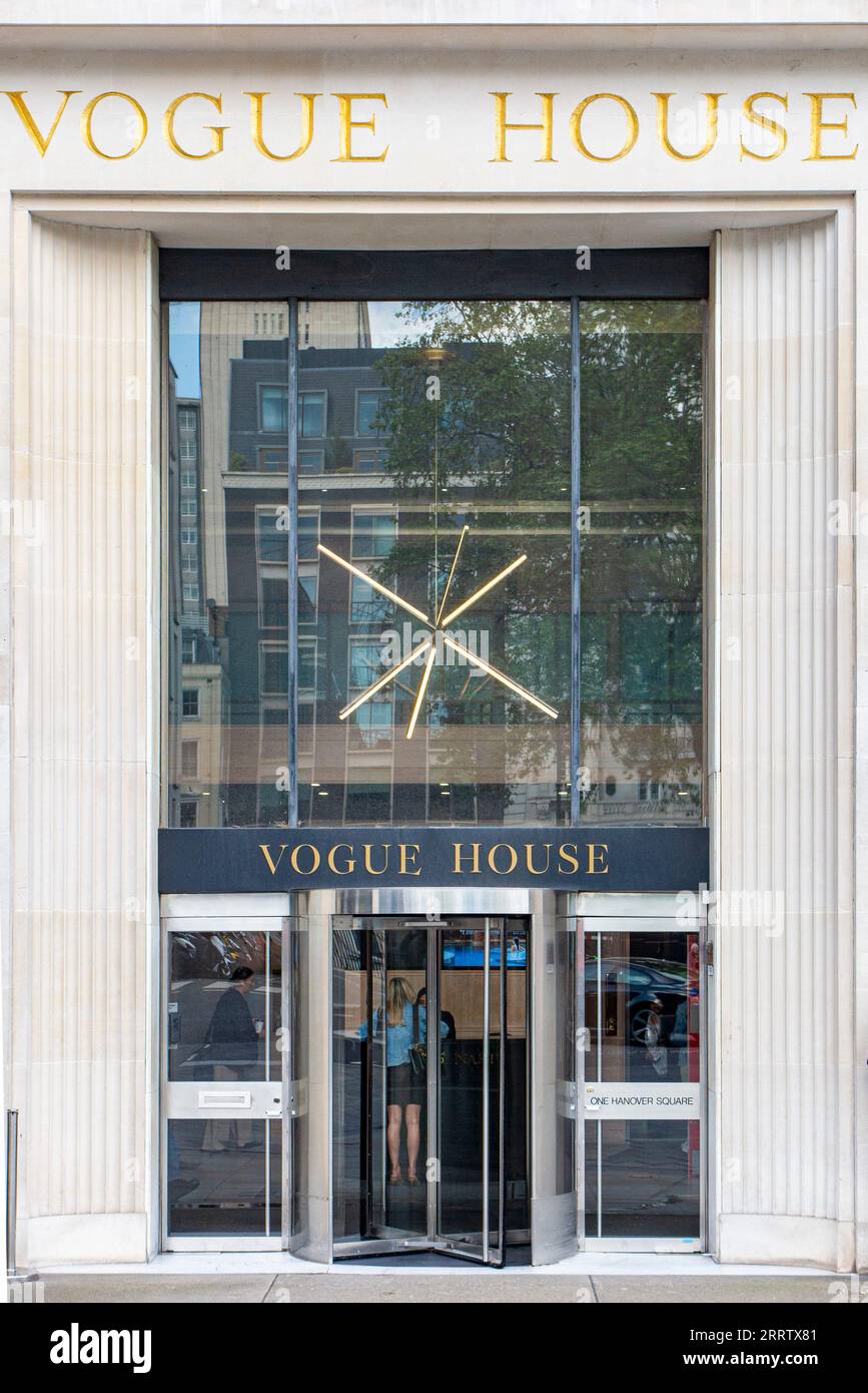 Un modèle signe à Vogue House à Hanover Square, Londres, maison de l'édition Conde Nast. Banque D'Images