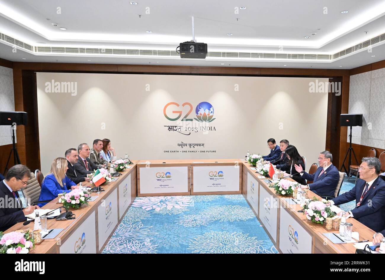 New Delhi, Inde. 9 septembre 2023. Le premier ministre chinois Li Qiang rencontre le premier ministre italien Giorgia Meloni en marge du sommet du G20 à New Delhi, en Inde, le 9 septembre 2023. Crédit : Yue Yuewei/Xinhua/Alamy Live News Banque D'Images