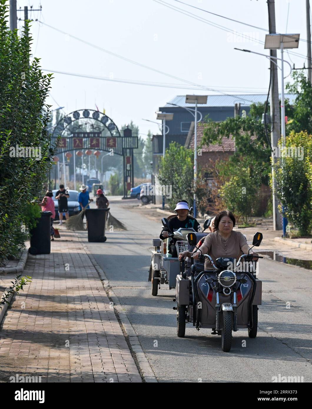 230817 -- TIANJIN, le 17 août 2023 -- les villageois retournent au village de Shaoqidi, dans le canton de Huanghuadian, district de Wuqing, dans le nord de la Chine, Tianjin, le 17 août 2023. Au total, 15 011 personnes, le dernier groupe de personnes qui avaient été précédemment relocalisées de zones sujettes aux inondations par la rivière Yongding, sont rentrées jeudi dans leurs foyers dans 14 villages de Wuqing. À l'heure actuelle, l'approvisionnement en électricité, en eau et en gaz a été rétabli dans les villages, et l'évaluation et la reconstruction des installations endommagées sont en cours dans les zones locales. CHINE-TIANJIN-VILLAGEOIS ÉVACUÉS-RETOUR CN SUNXFANYUE PUBLICATIONXNOTXINXCHN Banque D'Images