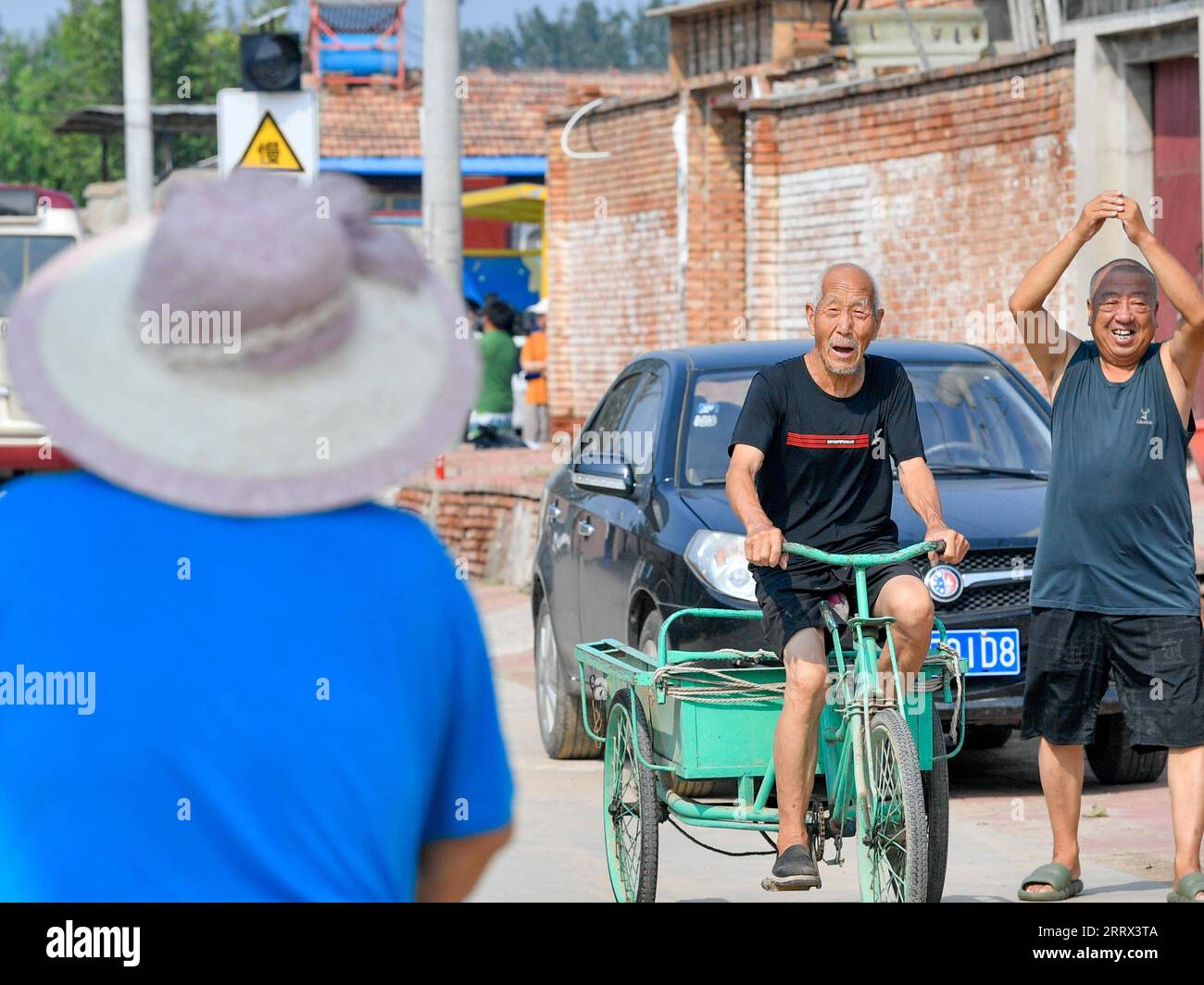 230817 -- TIANJIN, le 17 août 2023 -- des villageois rentrent chez eux dans le village de Shaoqidi, dans le canton de Huanghuadian, district de Wuqing, dans le nord de la Chine, Tianjin, le 17 août 2023. Au total, 15 011 personnes, le dernier groupe de personnes qui avaient été précédemment relocalisées de zones sujettes aux inondations par la rivière Yongding, sont rentrées jeudi dans leurs foyers dans 14 villages de Wuqing. À l'heure actuelle, l'approvisionnement en électricité, en eau et en gaz a été rétabli dans les villages, et l'évaluation et la reconstruction des installations endommagées sont en cours dans les zones locales. CHINE-TIANJIN-VILLAGEOIS ÉVACUÉS-RETOUR CN SUNXFANYUE PUBLICATIONXNOTXI Banque D'Images