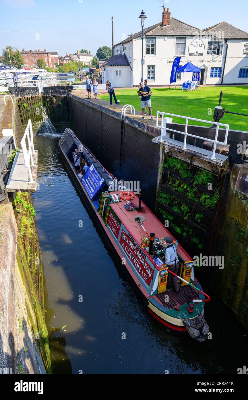 le bateau historique Bramble emmène les visiteurs à Stourport sur Severn lors d'un voyage à travers les écluses dans le bassin du canal Banque D'Images