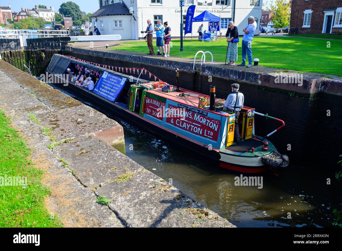 le bateau historique Bramble emmène les visiteurs à Stourport sur Severn lors d'un voyage à travers les écluses dans le bassin du canal Banque D'Images