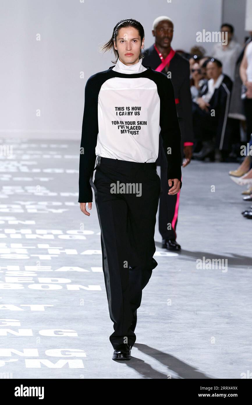 New York, Vereinigte Staaten. 08 septembre 2023. HELMUT LANG Printemps-été 2024 Runway pendant la Fashion week de New York le 2023 septembre - New York City ; États-Unis ; 08/09/2023 Credit : dpa/Alamy Live News Banque D'Images