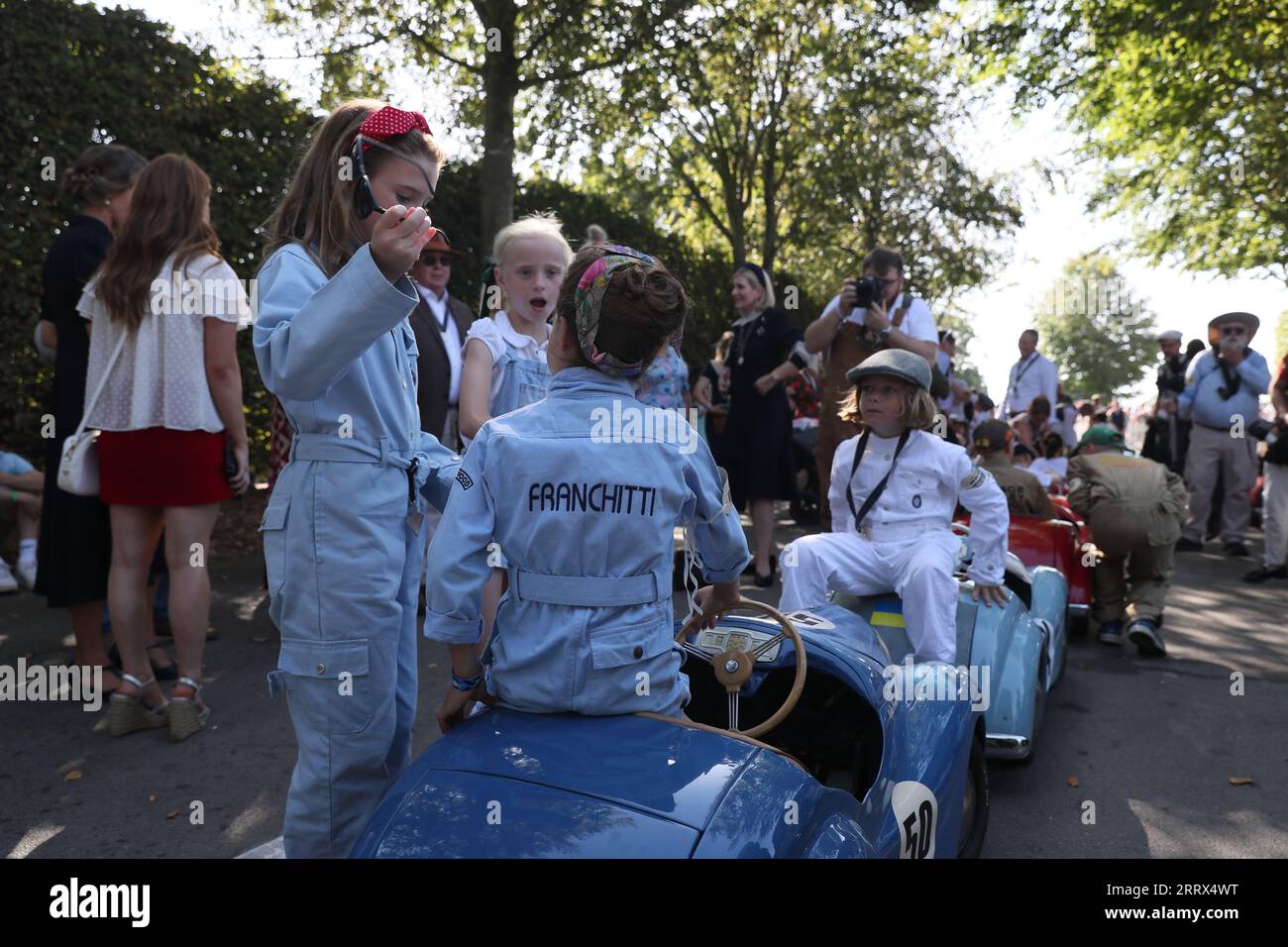 Goodwood, West Sussex, Royaume-Uni. 9 septembre 2023. Team Franchitti discute des tactiques pour la course de voiture à pédales de la coupe Settrington au Goodwood Revival à Goodwood, West Sussex, Royaume-Uni. © Malcolm Greig/Alamy Live News Banque D'Images