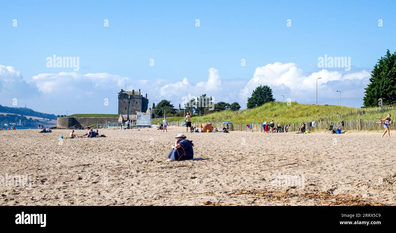 Dundee, Tayside, Écosse, Royaume-Uni. 9 septembre 2023. Météo au Royaume-Uni : avec des sommets de 25°C, le nord-est de l'Écosse connaît une brume côtière et un fort ensoleillement estival indien. La chaleur de septembre attire les habitants et les visiteurs à la plage de Dundee's Broughty Ferry pour profiter de la canicule matinale. Crédit : Dundee Photographics/Alamy Live News Banque D'Images