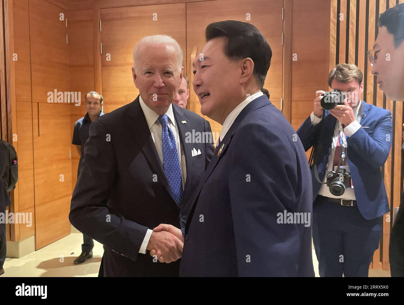 New Delhi, Inde. 09 septembre 2023. Le président américain Joe Biden (à gauche) et le président sud-coréen Yoon Suk Yeol s'entretiennent avec eux lors de la première session du sommet des dirigeants du G20 au Bharat Mandapam à New Delhi i, en Inde. Le samedi 9 septembre 2023. Photo du Président du Bureau de presse sud-africain/ crédit : UPI/Alamy Live News Banque D'Images