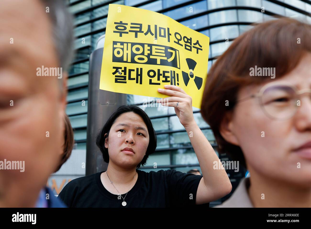 230823 -- SÉOUL, le 23 août 2023 -- des gens se rassemblent pour protester contre la décision du Japon de commencer à rejeter des eaux usées contaminées par le nucléaire près de l'ambassade du Japon à Séoul, en Corée du Sud, le 22 août 2023. Malgré les préoccupations du public et l’opposition qui fait rage à la fois au pays et à l’étranger, le gouvernement japonais a déclaré mardi qu’il avait décidé de commencer à rejeter jeudi dans l’océan les eaux usées contaminées par le nucléaire de la centrale nucléaire de Fukushima Daiichi, paralysée. CORÉE DU SUD-SÉOUL-MANIFESTATION-JAPON S REJET DES EAUX USÉES NUCLÉAIRES WANGXYILIANG PUBLICATIONXNOTXINXCHN Banque D'Images