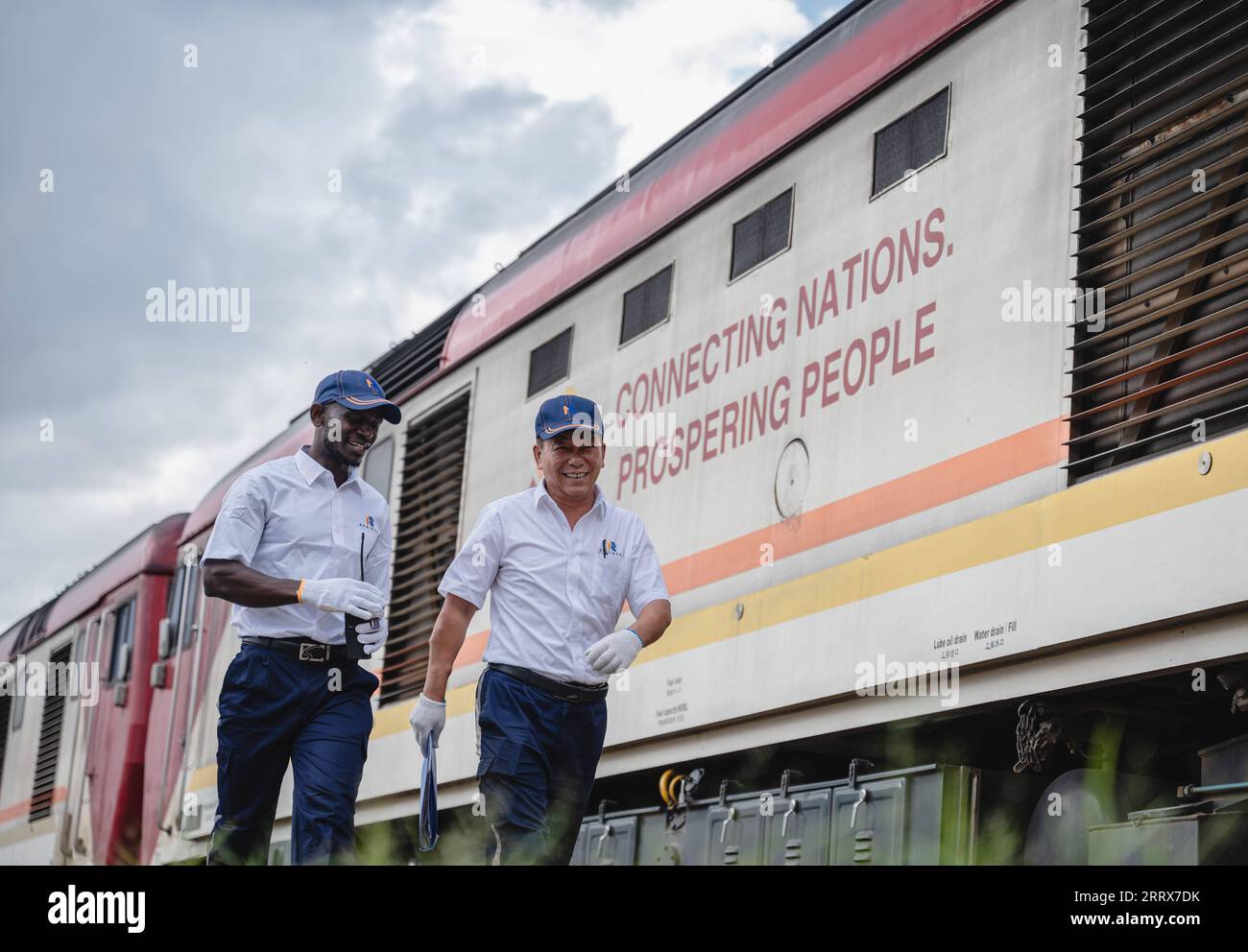 230825 -- JOHANNESBURG, le 25 août 2023 -- l'instructeur chinois Jiang Liping R et l'apprenti Horace Owiti passent devant un wagon sur le chemin de fer Mombasa-Nairobi à Nairobi, Kenya, le 23 mai 2023. Le chemin de fer à voie standard Mombasa-Nairobi, au Kenya, est devenu un projet phare de la coopération sino-africaine, une carte de visite des entreprises chinoises et un projet de démonstration de l'initiative Belt and Road. Xinhua Headlines : avec une adhésion élargie, BRICS défend la coopération inclusive, plus dire pour Global South WangxGuansen PUBLICATIONxNOTxINxCHN Banque D'Images