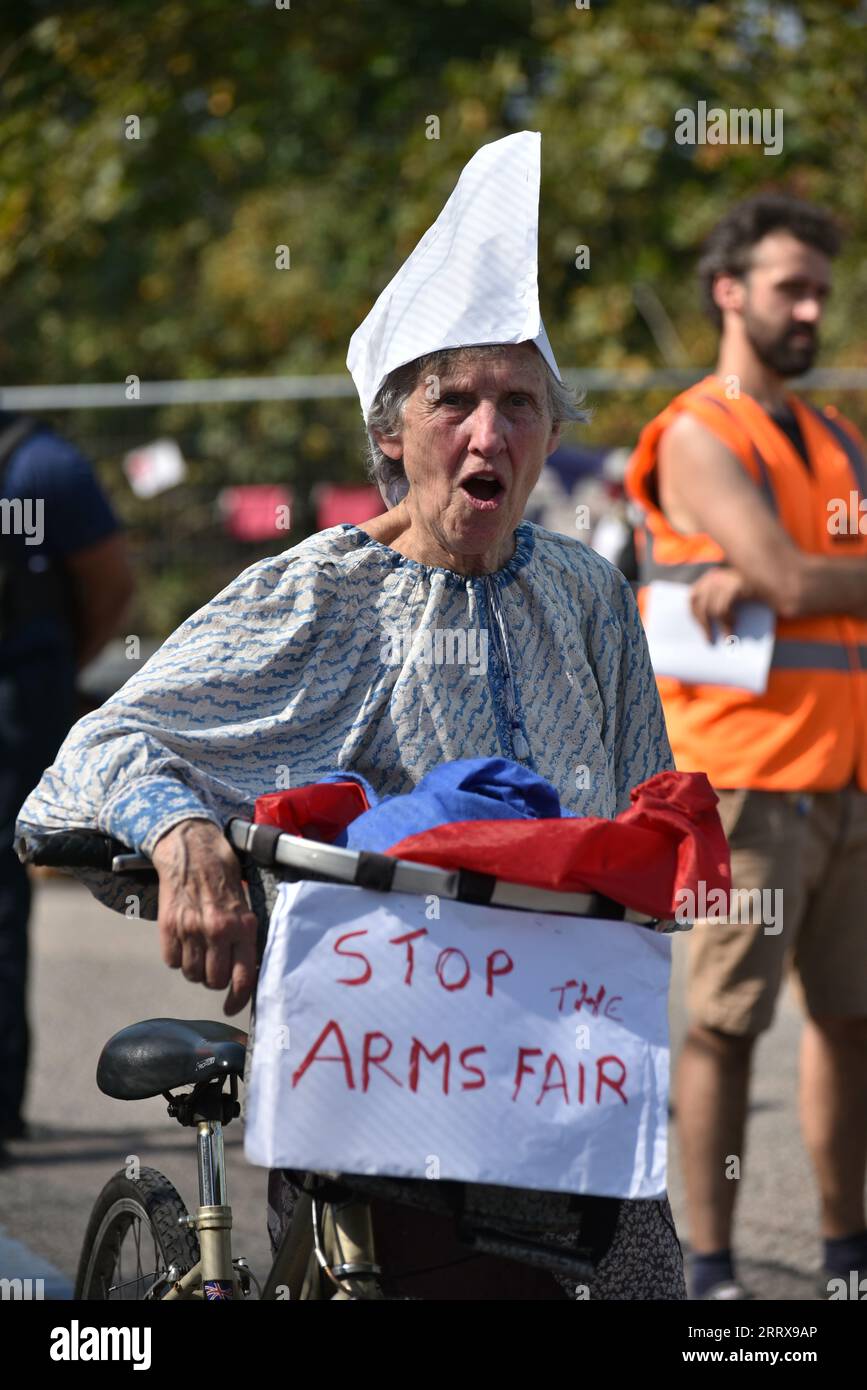 Londres, Royaume-Uni. 9 septembre 2023. Les manifestants bloquent l'entrée de service de l'exposition DSEI au centre Excel de Londres. Les manifestants se sont déguisés en marchands d'armes et à vélo ont bloqué l'accès des véhicules pour organiser l'exposition. Crédit : Andrea Domeniconi/Alamy Live News Banque D'Images