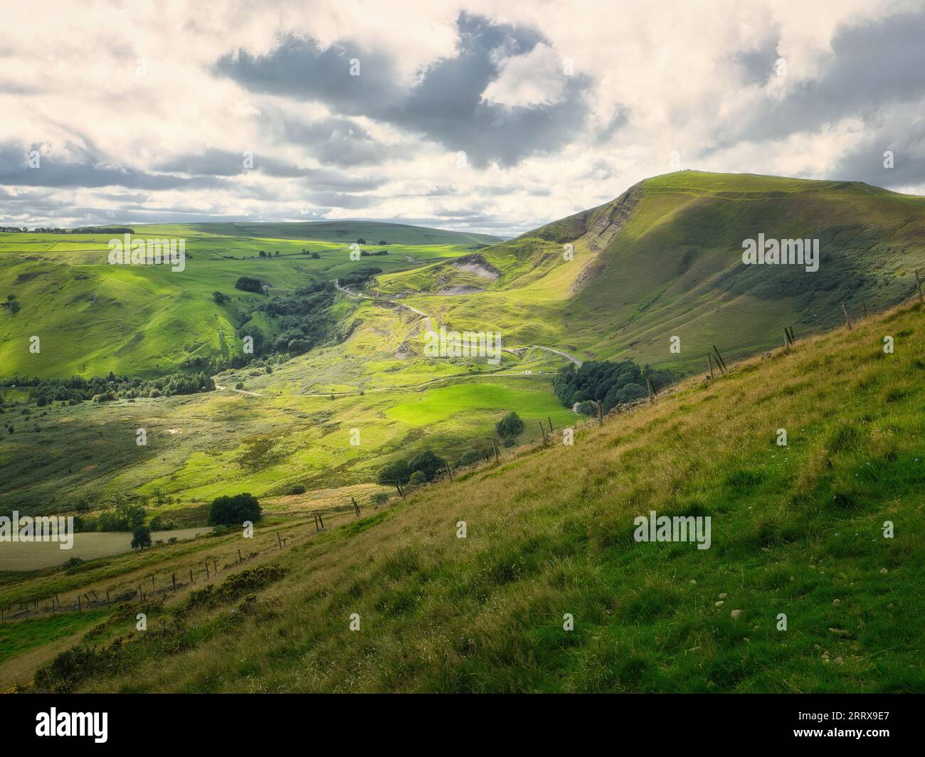 Vues magnifiques de la Great Ridge vers MAM Tor tandis que la lumière du soleil met en valeur la caverne Blue John et le paysage verdoyant Banque D'Images