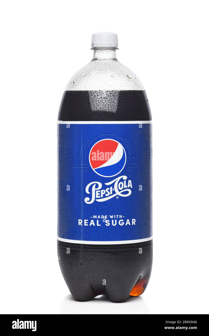 IRVINE, CALIFORNIE - 1 SEPTEMBRE 2023 : une bouteille de deux litres de Pepsi Cola faite avec du vrai sucre. Banque D'Images