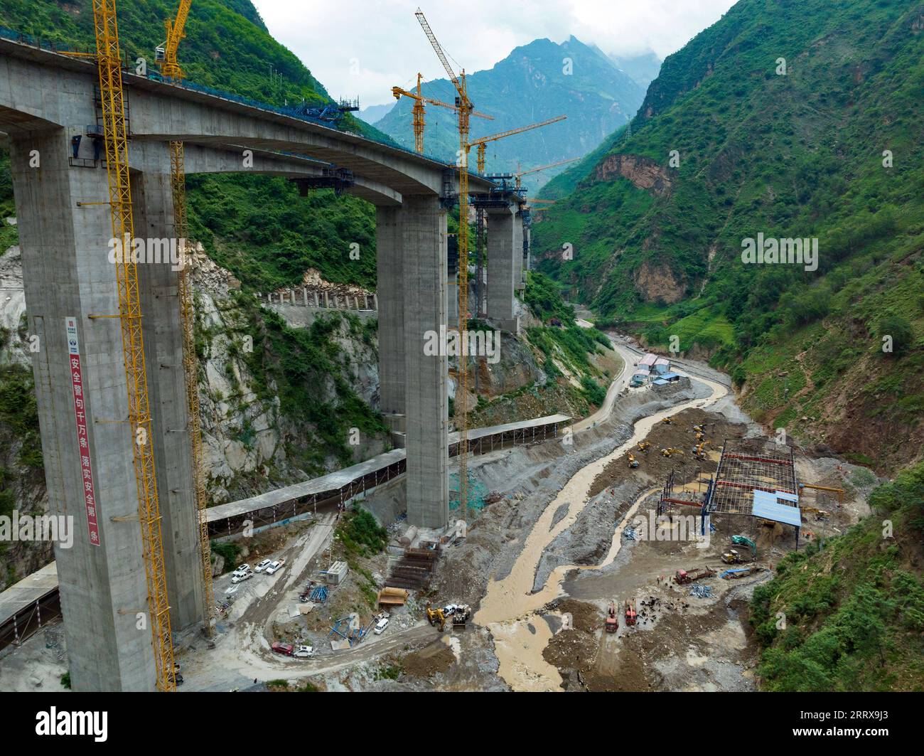 230830 -- JINYANG, 30 août 2023 -- cette photo aérienne a été prise le 30 août 2023 montre des sauveteurs travaillant dans les maisons de travail des ouvriers sur le site de transformation des barres d'acier du groupe Shudao qui entreprenait le projet de construction d'autoroute dans les cours inférieurs de la rivière Lugaolin dans le comté de Jinyang de la préfecture autonome de Liangshan Yi, dans le sud-ouest de la Chine, province du Sichuan. Quatre personnes ont été confirmées mortes et 48 autres portées disparues, après que des pluies torrentielles ont frappé le comté de Jinyang dans la préfecture autonome de Liangshan Yi, dans la province du Sichuan, au sud-ouest de la Chine, le 21 août, ont déclaré mercredi les autorités locales. MENTON Banque D'Images