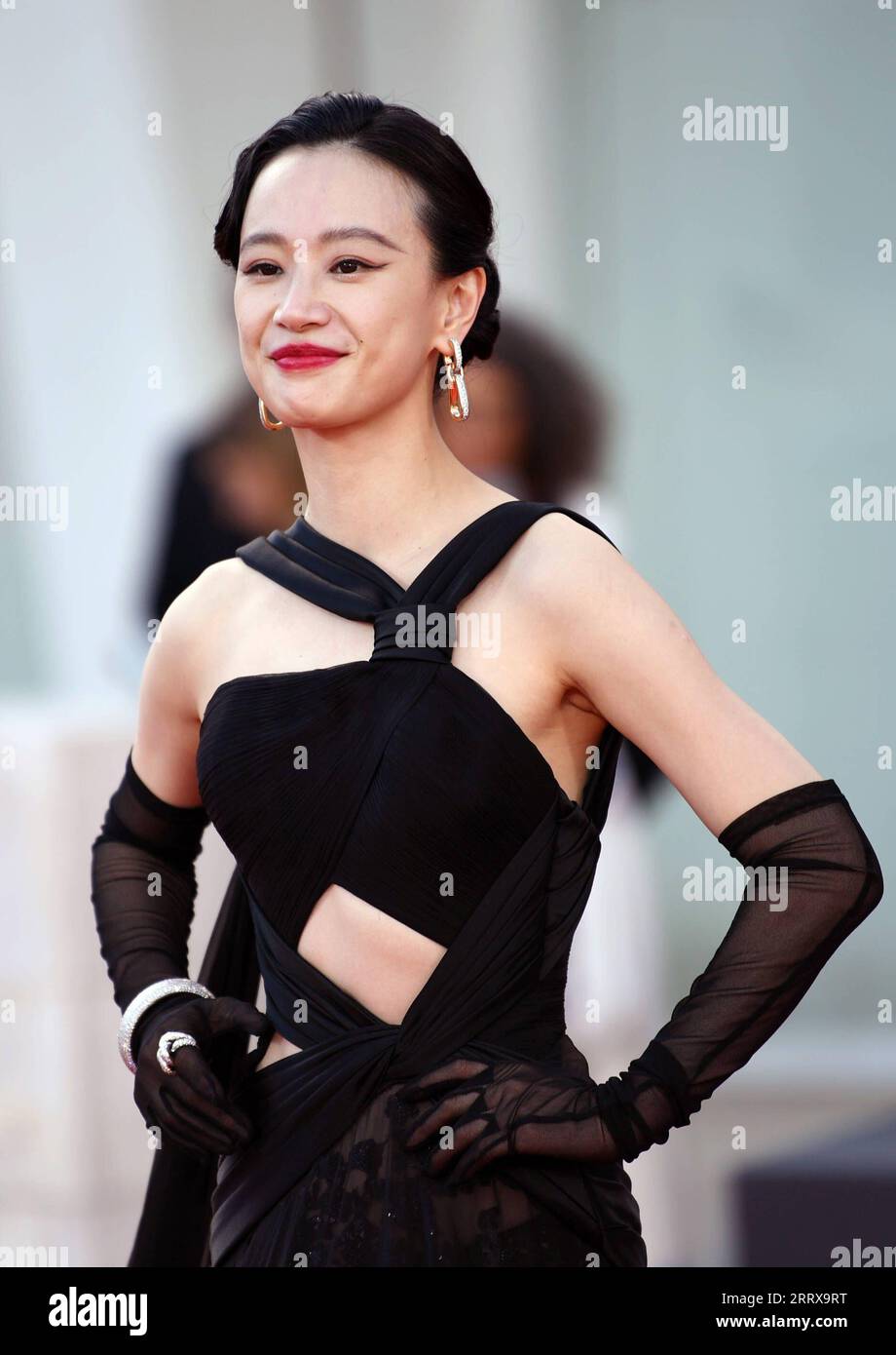 230831 -- VENISE, 31 août 2023 -- l'actrice Li Meng pose sur le tapis ...