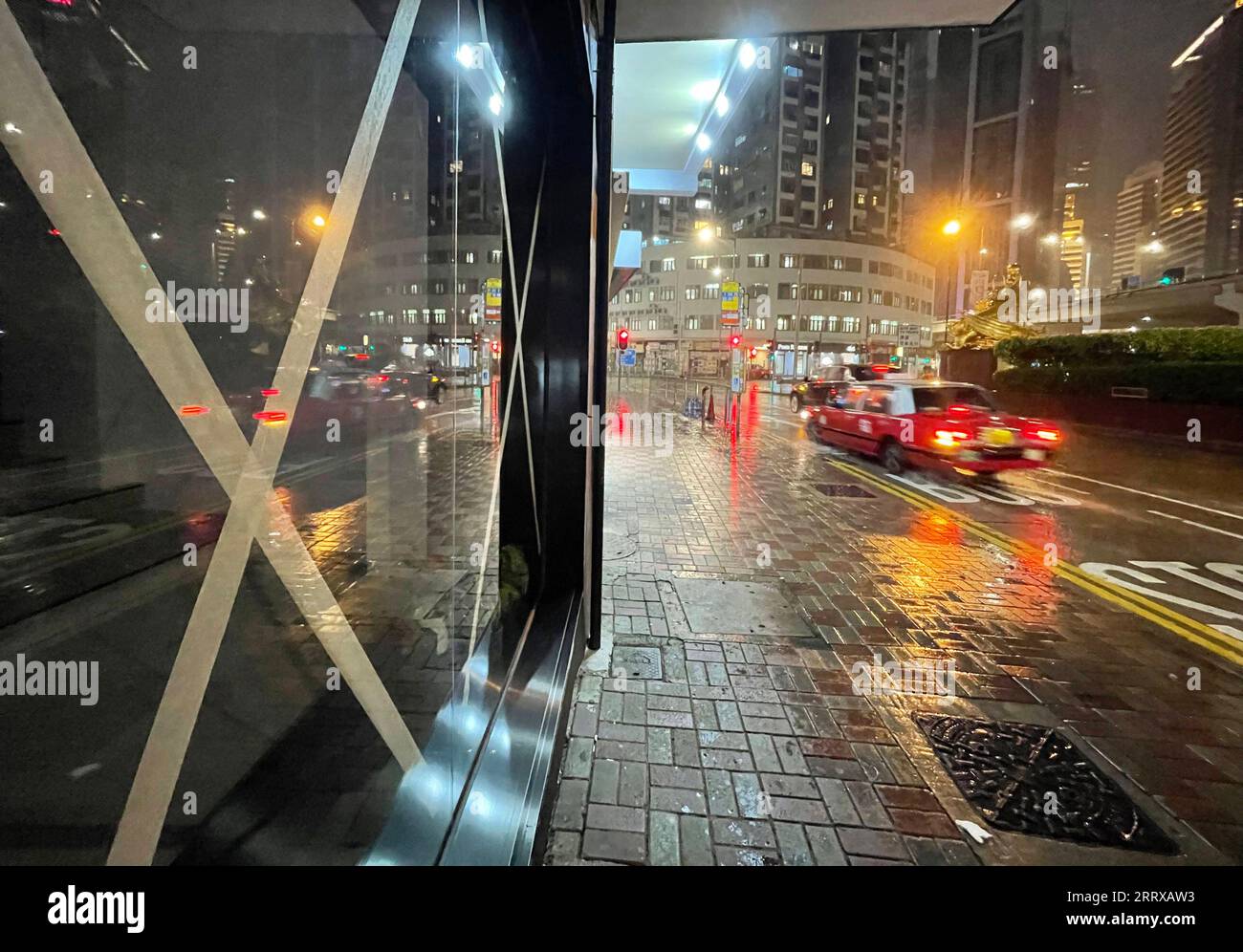 230902 -- HONG KONG, 2 septembre 2023 -- le verre de fenêtre est fortifié avec des rubans adhésifs comme précaution contre le vent violent à Hong Kong, dans le sud de la Chine, le 1 septembre 2023. L'Observatoire de Hong Kong a émis le signal d'ouragan n ° 10, l'avertissement de niveau supérieur, sous l'effet du super typhon Saola à 8:15 heures 1215 GMT vendredi. Cela signifie que le vent avec la vitesse la plus élevée de 118 kilomètres par heure ou plus est attendu. CHINE-HONG KONG-TYPHON SAOLA-AVERTISSEMENT CN LIXGANG PUBLICATIONXNOTXINXCHN Banque D'Images