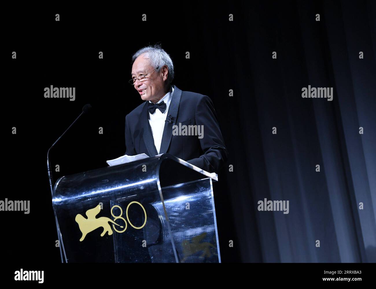 230902 -- VENISE, 2 septembre 2023 -- la réalisatrice Ang Lee prononce un discours lors d'une cérémonie de remise des prix lors du 80e Festival international du film de Venise à Venise, Italie, le 2 septembre 2023. L'acteur Tony Leung Chiu-Wai de Hong Kong, en Chine, a reçu le Lion d'or pour Lifetime Achievement lors de l'événement de samedi. ITALIE-VENISE-FESTIVAL DU FILM-TONY LEUNG CHIU-WAI-LION D'OR-LIFETIME ACHIEVEMENT JINXMAMENGNI PUBLICATIONXNOTXINXCHN Banque D'Images