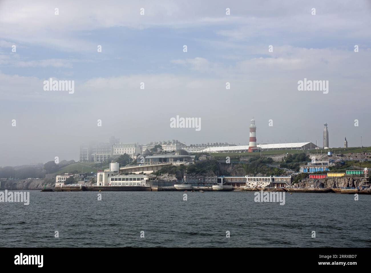 Une brume de chaleur sur Plymouth Hoe à la fin de l'été début septembre. Plymouth Hoe de Plymouth Sound, Tinside Lido et des installations de natation plus le Banque D'Images