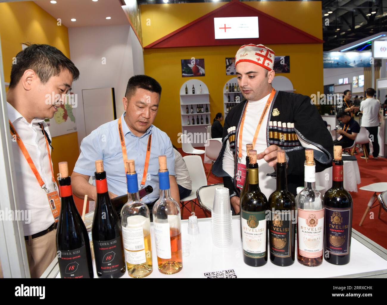 230904 -- BEIJING, 4 septembre 2023 -- les gens dégustent du vin sur le stand de la Géorgie lors de la Foire internationale de la Chine pour le commerce des services CIFTIS 2023 au China National Convention Center à Beijing, capitale de la Chine, le 4 septembre 2023. Thématique l’ouverture mène au développement, la coopération livre l’avenir, le CIFTIS 2023 se tient à Beijing du 2 au 6 septembre. CHINE-BEIJING-CIFTIS CN WuxWei PUBLICATIONxNOTxINxCHN Banque D'Images