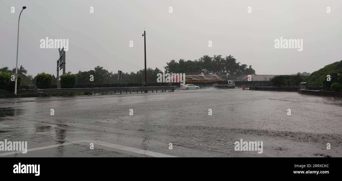 230904 -- ZHANGZHOU, le 4 septembre 2023 -- cette photo prise sur mobile le 4 septembre 2023 montre une section de la voie express Shenyang-Haikou, dans un climat de vent fort et de pluie, à Zhangzhou, dans la province du Fujian du sud-est de la Chine. L'observatoire national de la Chine a émis lundi matin une alerte jaune pour le typhon Haikui, la troisième alerte la plus grave de son système d'alerte typhon à quatre niveaux, alors que le 11e typhon de cette année devrait apporter des coups de vent et de fortes pluies dans le sud et l'est du pays. Haikui devrait apporter des pluies dans la plupart des régions du Fujian du lundi au mercredi, avec les précipitations cumulées Banque D'Images