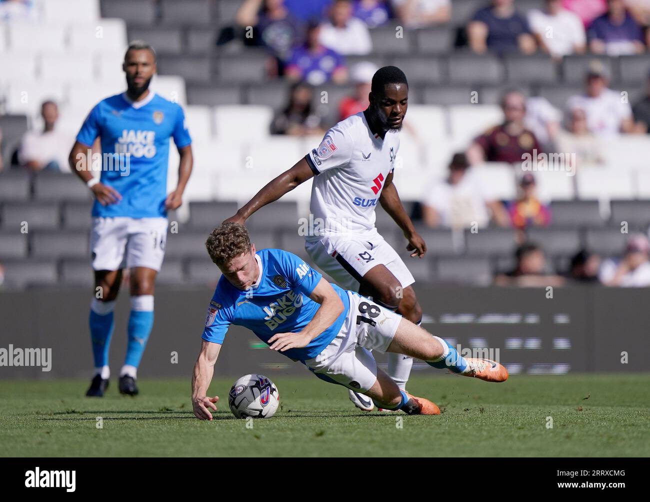 Matt Palmer du comté de Notts (à gauche) est attaqué par MK dons Jonathan Leko (à droite) lors du match de Sky Bet League Two au Stadium MK, Milton Keynes. Date de la photo : Samedi 9 septembre 2023. Banque D'Images
