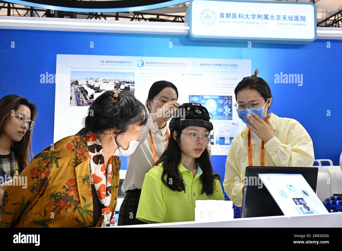 230905 -- BEIJING, le 5 septembre 2023 -- Un visiteur fait l'expérience d'un système d'interface cerveau-ordinateur domestique sur le stand de l'hôpital Tiantan de Beijing lors de la Foire internationale du commerce des services CIFTIS de Chine 2023 au parc Shougang à Beijing, capitale de la Chine, le 5 septembre 2023. Thématique l’ouverture mène au développement, la coopération livre l’avenir, le CIFTIS 2023 se tient à Beijing du 2 au 6 septembre. CHINE-BEIJING-CIFTIS-TECHNOLOGY CN LixXin PUBLICATIONxNOTxINxCHN Banque D'Images