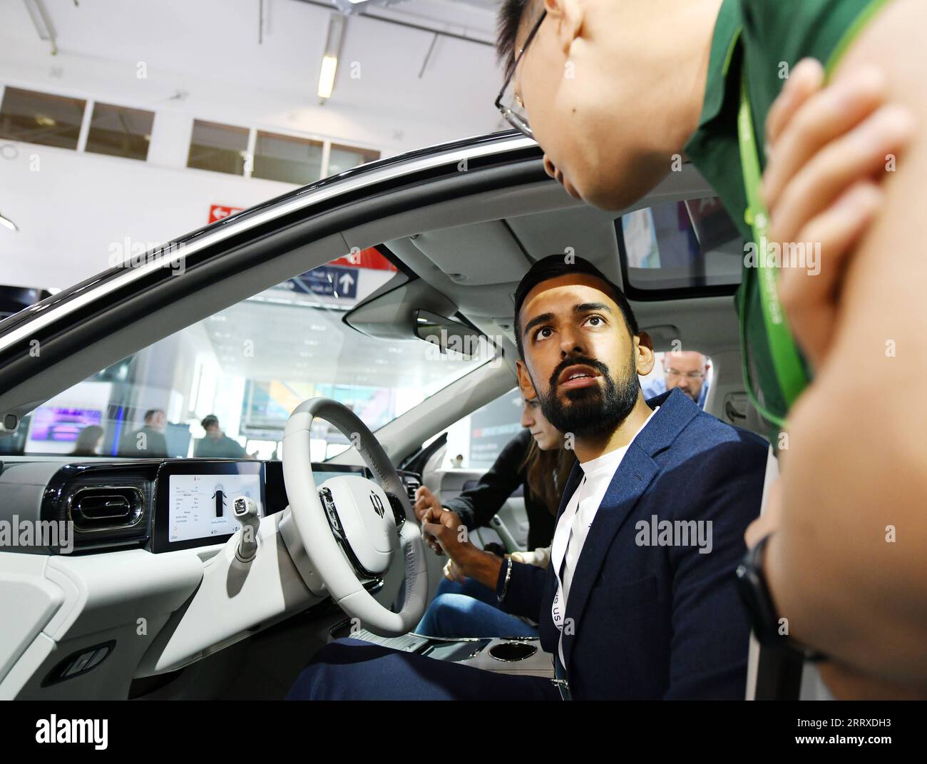 230905 -- MUNICH, le 5 septembre 2023 -- Un visiteur est assis à l'intérieur d'un véhicule au stand du constructeur automobile chinois Leapmotor lors du salon international de l'automobile 2023, officiellement connu sous le nom d'IAA MOBILITY 2023, à Munich, en Allemagne, le 5 septembre 2023. L'IAA MOBILITY 2023, l'un des plus grands salons de la mobilité au monde, s'est ouvert mardi dans la ville de Munich, dans le sud de l'Allemagne. Lors de l'événement de six jours se trouvent quelque 70 entreprises chinoises, le deuxième plus grand nombre après les participants allemands. Sous la devise de Experience Connected Mobility de cette année s IAA, les constructeurs automobiles chinois déploient plus de chances et de choix pour loca Banque D'Images