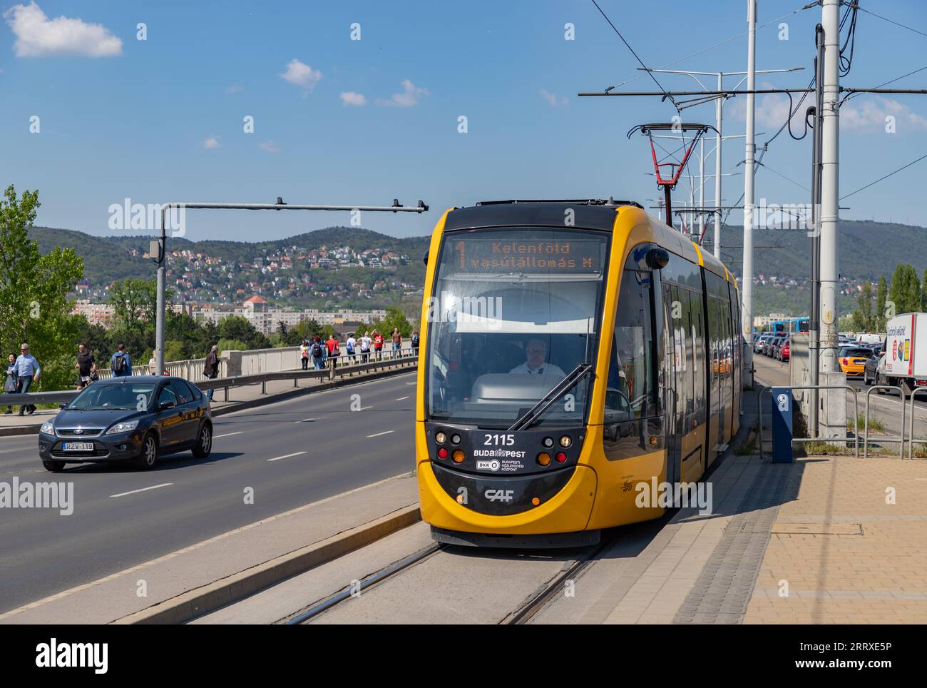 Illustration de dessin animé d'un tramway jaune et rouge sur une voie