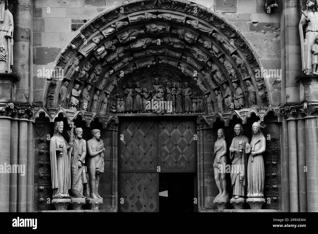 Relief à l'entrée de la cathédrale de Trèves (haute cathédrale Saint-Pierre), la plus ancienne cathédrale d'Allemagne. Tirer, Allemagne Banque D'Images