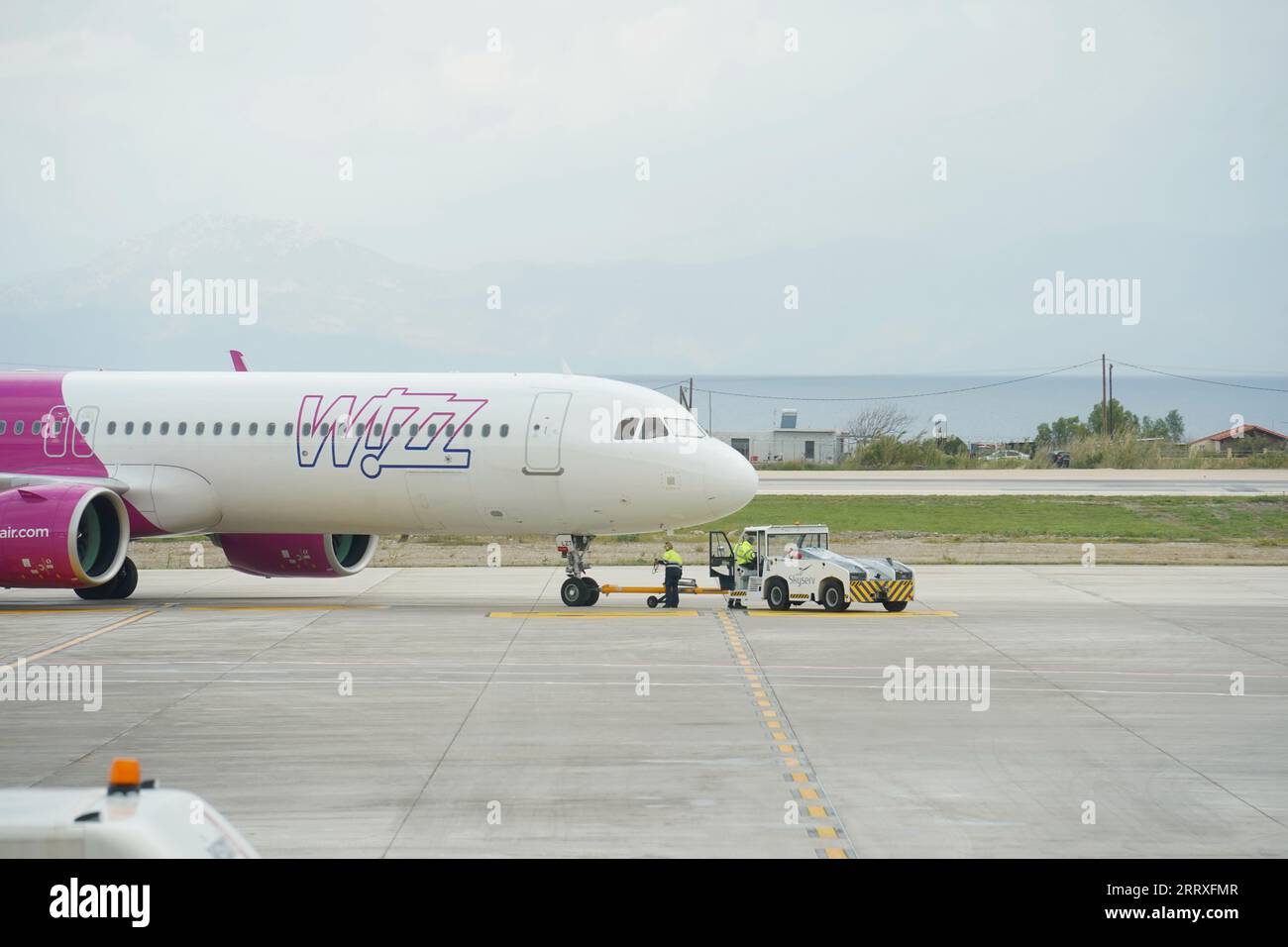 Rhodes, Grèce - 6 avril 2023 : avion Wizzair sur l'aéroport de Rhodes dans la région de Paradisi, à 16 km de la ville. Banque D'Images