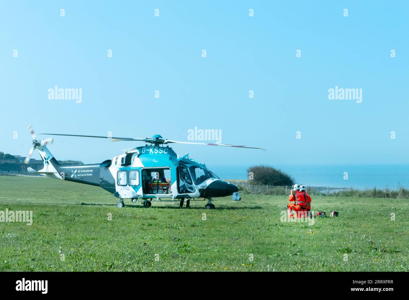 Hélicoptère AW 169 de l'Ambulance aérienne Kent Surrey Sussex recueillant des paramédics à Birchington Kent Banque D'Images
