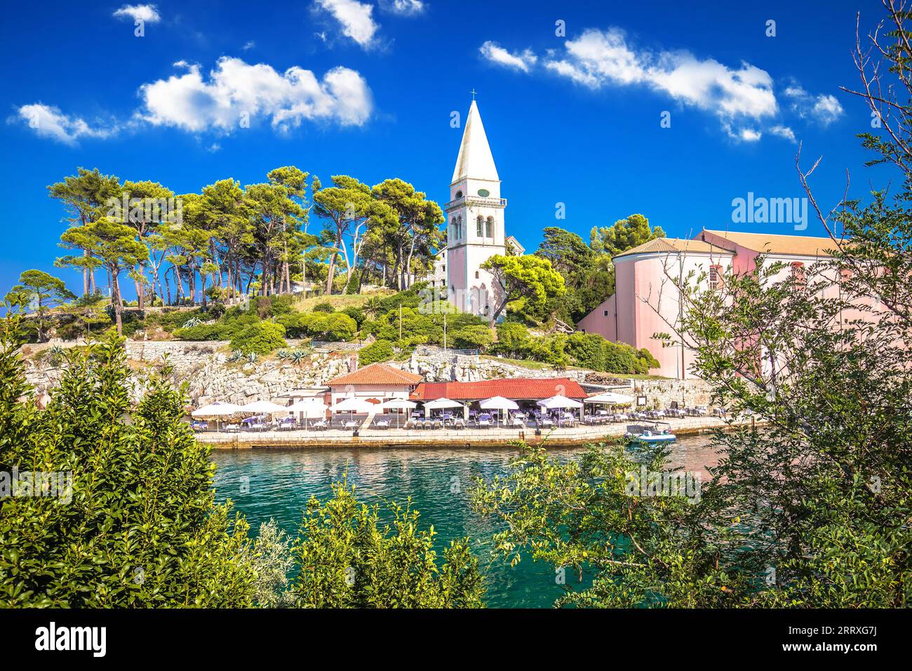 Ville de Veli Losinj église pittoresque et vue sur le port, île de Losinj, archipel de Croatie Banque D'Images