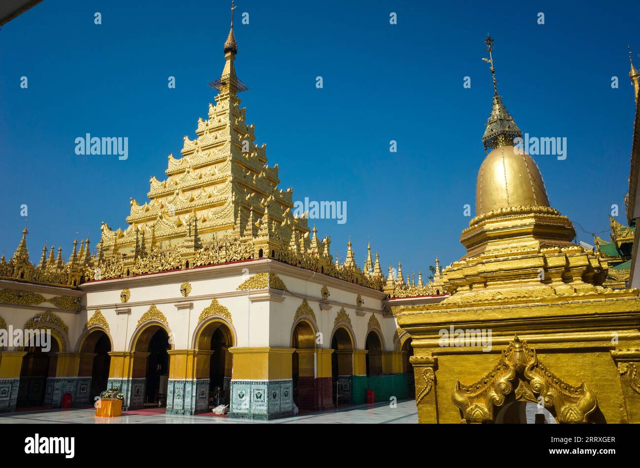 Mahamuni Bouddha Temple - temple bouddhiste et site de pèlerinage majeur à Mandalay, Myanmar Banque D'Images