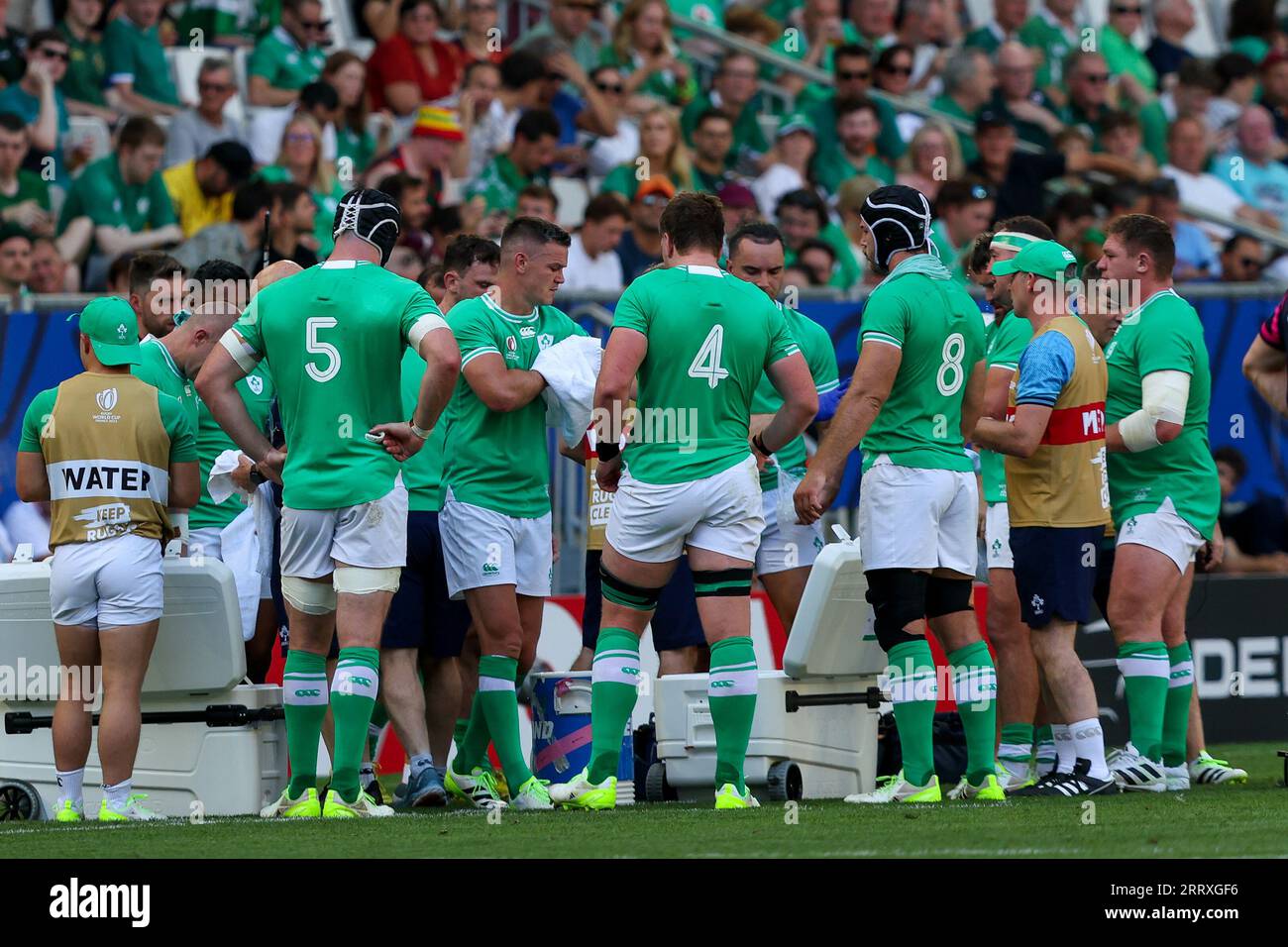 Bordeaux, France. 09 septembre 2023. BORDEAUX, FRANCE - SEPTEMBRE 9 : James Ryan d'Irlande, Jonathan Sexton d'Irlande, Joe McCarthy d'Irlande, Caelan Doris d'Irlande faisant une pause-boisson lors du match de coupe du monde de Rugby France 2023 entre l'Irlande et la Roumanie au Stade de Bordeaux le 9 septembre 2023 à Bordeaux, France. (Photo Hans van der Valk/Orange Pictures) crédit : Orange pics BV/Alamy Live News Banque D'Images