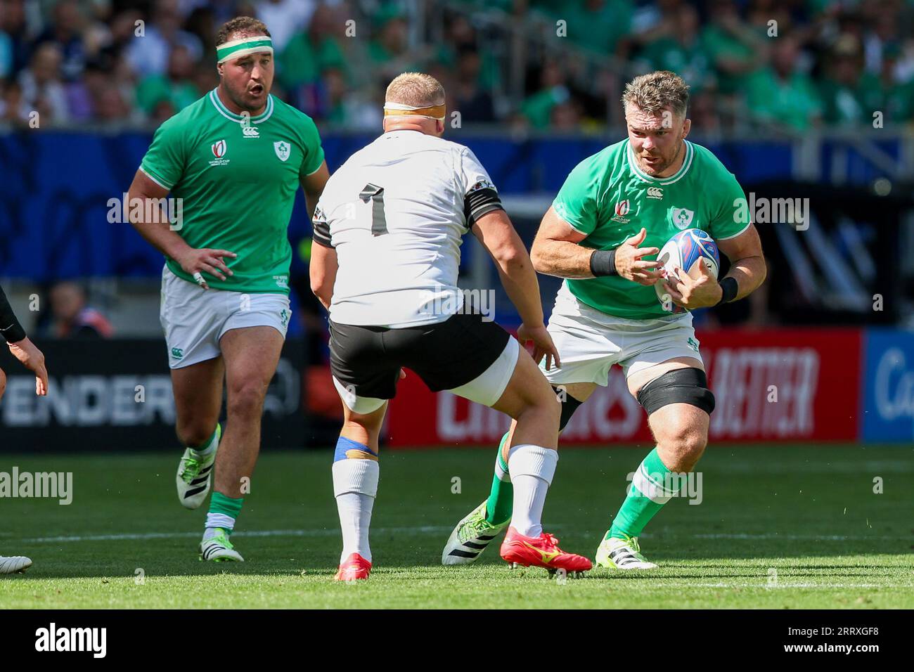 Bordeaux, France. 09 septembre 2023. BORDEAUX, FRANCE - 9 SEPTEMBRE : l'Irlandais Peter O'Mahony est attaqué par Iulian Hartig de Roumanie lors du match de coupe du monde de rugby France 2023 entre l'Irlande et la Roumanie au Stade de Bordeaux le 9 septembre 2023 à Bordeaux, France. (Photo Hans van der Valk/Orange Pictures) crédit : Orange pics BV/Alamy Live News Banque D'Images