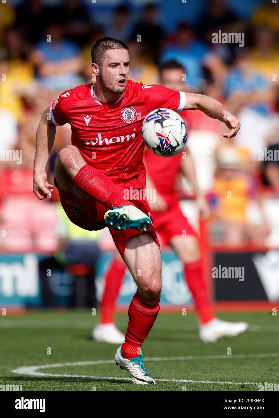 Liam Coyle d'Accrington Stanley en action lors du match de Sky Bet League Two au Wham Stadium, Accrington. Date de la photo : Samedi 9 septembre 2023. Banque D'Images