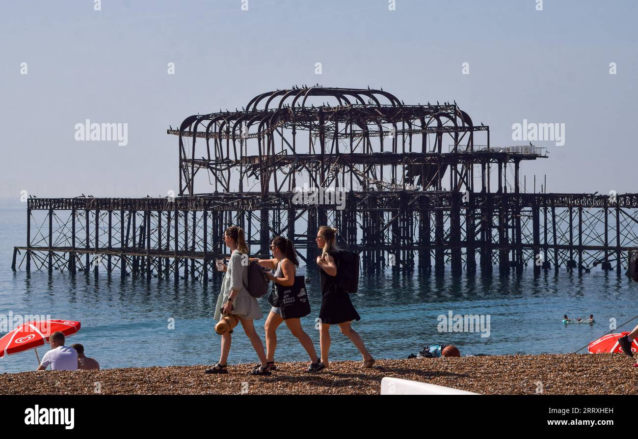 Londres, Angleterre, Royaume-Uni. 9 septembre 2023. Les gens passent devant les ruines du West Pier à Brighton alors que le Royaume-Uni voit la plus longue canicule de septembre. (Image de crédit : © Vuk Valcic/ZUMA Press Wire) USAGE ÉDITORIAL SEULEMENT! Non destiné à UN USAGE commercial ! Crédit : ZUMA Press, Inc./Alamy Live News Banque D'Images