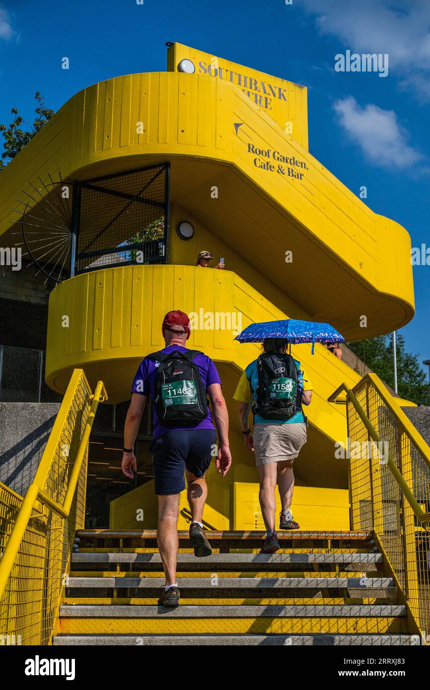 Londres, Royaume-Uni. 9 septembre 2023. Les survivants de la promenade des quatre ponts utilisent un parapluie pour se protéger du soleil - Une mini canicule de fin d'été / début d'automne, également connue sous le nom d'été indien, conduit à un temps ensoleillé et amène les gens à la rive sud. Crédit : Guy Bell/Alamy Live News Banque D'Images