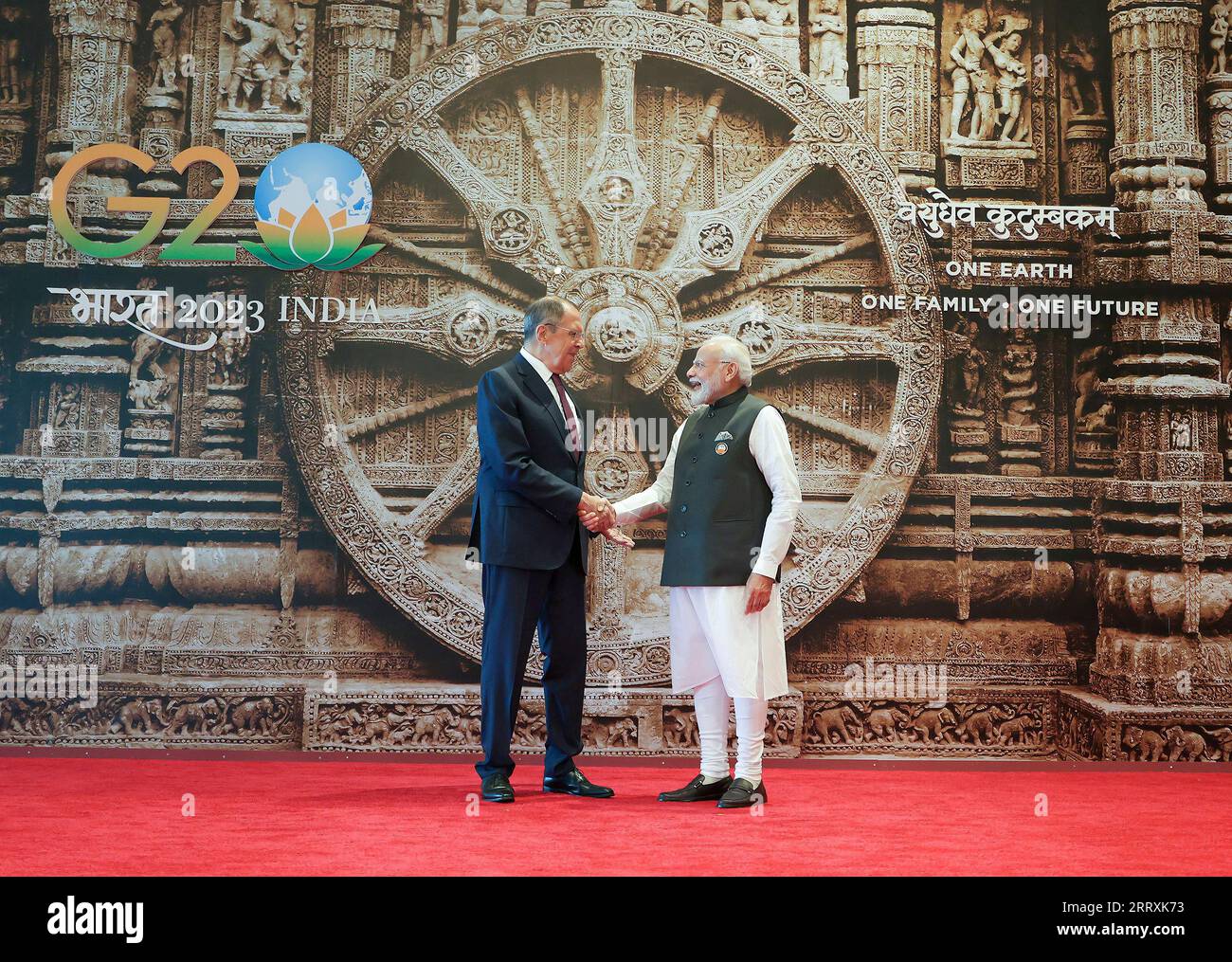 New Delhi, Inde. 09 septembre 2023. Le Premier ministre indien Narendra Modi, à droite, accueille le ministre russe des Affaires étrangères Sergey Lavrov, à gauche, pour le début de la réunion du sommet du G20 au centre de congrès de Bharat Mandapam, le 9 septembre 2023 à New Delhi, en Inde. Crédit : PIB/Press information Bureau/Alamy Live News Banque D'Images