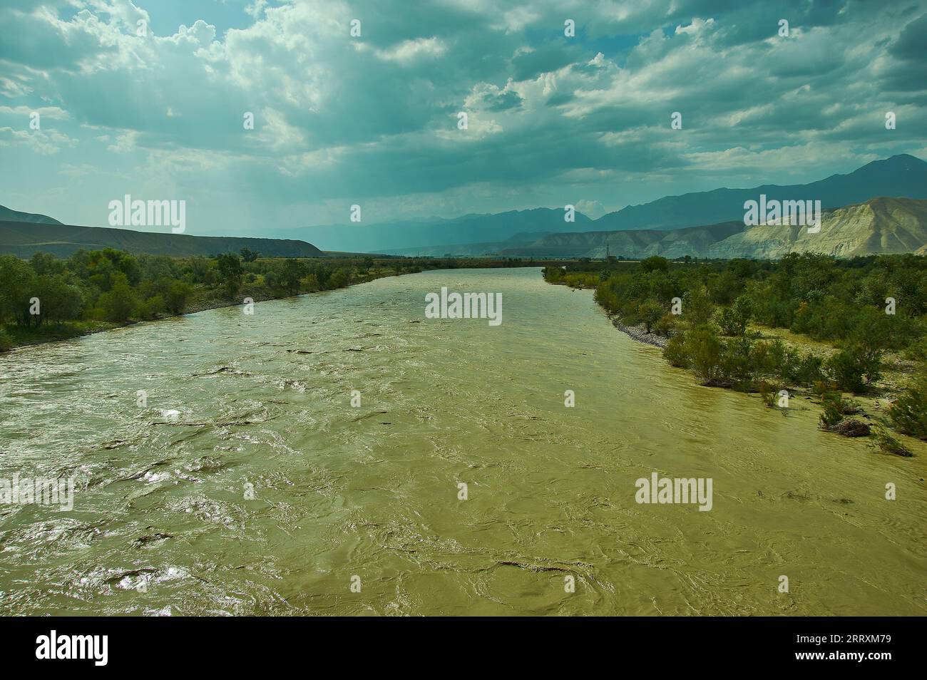 Nouvelle route Nord-Sud, vue sur la rivière Naryn, Kirghizistan. Banque D'Images